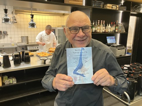 Uffe Nielsen og køkkenchef Mathias Buus Andersen er klar med julemenuen. Foto: Palle W. Nielsen