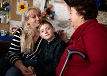 Sidste år hjalp Folkekirkens Nødhjælp for eksempel 30-årige Victoria Draka fra Kherson, hendes søn Kirill på 10 år og mormor Hana på 64 år med at holde en hyggelig jul, selv om de er blevet fordrevet fra hus og hjem. Foto: Sofia Busk, Folkekirkens Nødhjælp.