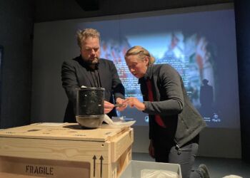 Frihedsmuseets chef David Høyer og Anna Wagn fra Mindelunden. Foto: Frihedsmuseet.