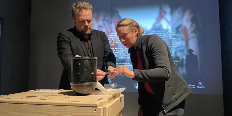 Frihedsmuseets chef David Høyer og Anna Wagn fra Mindelunden. Foto: Frihedsmuseet.