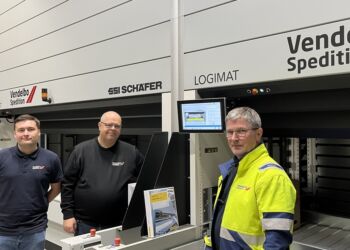 De nye digitalt styrede logimater på lagret hos Vendelbo Spedition. På billedet ses Karsten Stidsborg, der har fået besøg af IT-manager Peter Carstens og IT-udvikler Marcus Rynkeby Jørgensen (til venstre). Foto: Erhverv Hjørring.