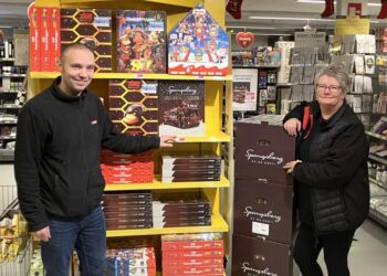 Mor og søn - Annette og Dennis - arbejder sammen i  SPAR Hjørring på Nordens Allé. Foto: Palle W. Nielsen