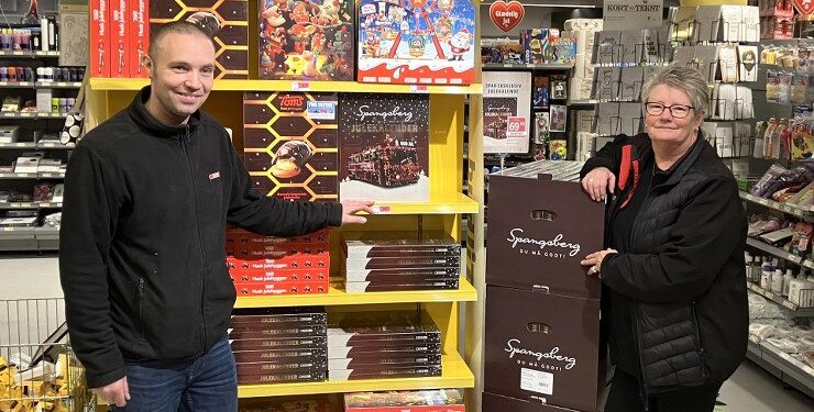 Mor og søn - Annette og Dennis - arbejder sammen i  SPAR Hjørring på Nordens Allé. Foto: Palle W. Nielsen