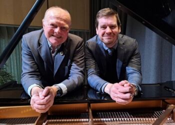 Skuespiller Jørgen Bing foredrager de skønne ballader til Andreas Svaneborgs sikre akkompagnement i showet ”Annas Ballader”. Pressefoto