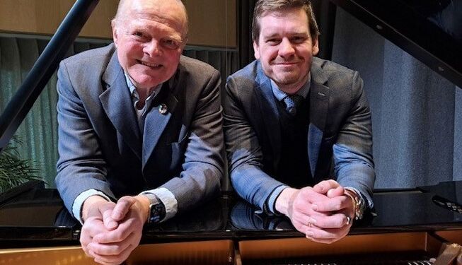 Skuespiller Jørgen Bing foredrager de skønne ballader til Andreas Svaneborgs sikre akkompagnement i showet ”Annas Ballader”. Pressefoto