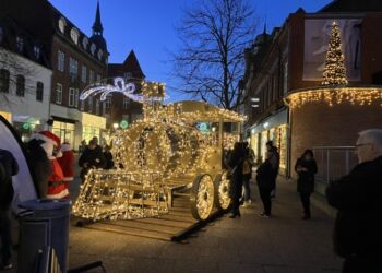 Så er der lys på Hjørrings juletog i Østergade, Krumme Ekspressen. Foto: Palle W. Nielsen