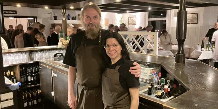 Værtsparret ved vinsmagningen for præcis et år siden på Restaurant Tannishus i Tversted. Arkivfoto: Palle W. Nielsen