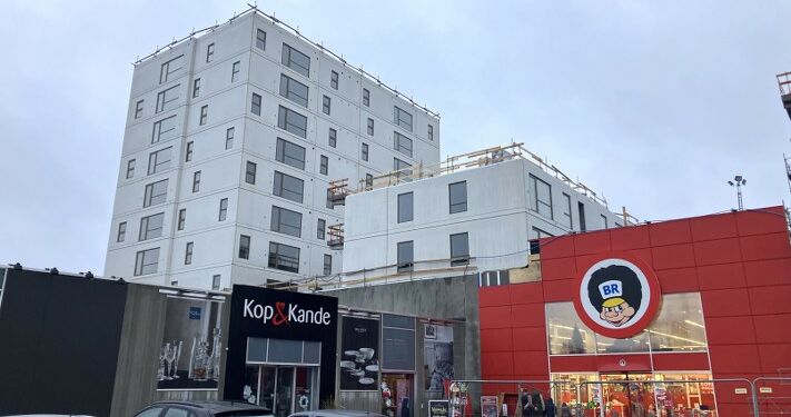 Sidebygningerne får endnu en etage på, og så er alle bygninger i færdig højde. Foto: Palle W. Nielsen