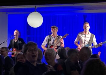 Det ligner og lyder som Kim Larsen og Gasolin, når Ole Gas Band spiller op som her lørdag på Restaurant Tannishus i Tversted. Foto: Palle W. Nielsen