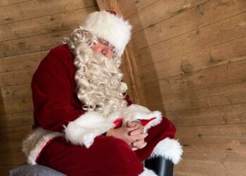Traditionen tro blev julemanden forrige år vækket i Sindal Mølle. Børn, julemand og Sindal Brassband gik herefter i samlet flok til Nørre Torv, hvor der var slikposer. Foto: Niels Helver.