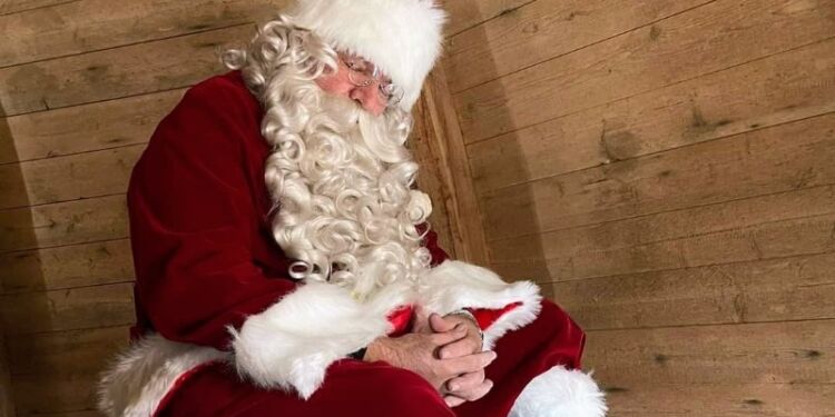 Traditionen tro blev julemanden forrige år vækket i Sindal Mølle. Børn, julemand og Sindal Brassband gik herefter i samlet flok til Nørre Torv, hvor der var slikposer. Foto: Niels Helver.