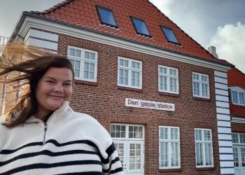 Anne Martine Horsevad Andersen foran Den Gamle Station i Hirtshals. Foto: TV2 Nord.