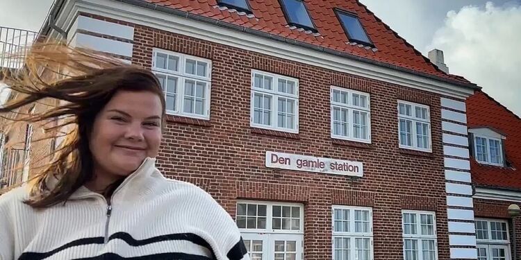 Anne Martine Horsevad Andersen foran Den Gamle Station i Hirtshals. Foto: TV2 Nord.