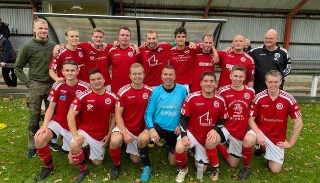 Bagerst fra venstre er det holdleder Stefan Pape, Alexander Grøn, Stefan Lassen, Asbjørn Thomsen, Frederik Fjordbak, William Andersen, Laurits Lassen, Nicklas HP og træner Michael Jensen. Siddende fra Venstre, Marius Bundgaard, Tobias Dalin, Tobias Christiansen, Teddy Borrisholt sørensen, Dennis Dalin, Mads horsholt og Mikkel Hartmann.