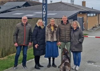Formand for Hirtshals Turisme, Sarah Routledge, medlem af bestyrelsen Jens-arne Nielsen (tv), 
turistchef Laila Zielke (i midten) samt det kommende forpagterpar, Tor Ove Sørlie og Rikke Vandsted. Foto: Hirtshals Turisme.