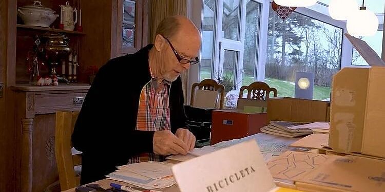 Carsten Holst læser alt igennem fra sit spisebord i Hjørring, hvorefter han sorterer det hele i kasser. Foto: TV2 Nord.