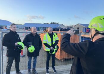 Claus Mørkbak Højberg, Jørgen Bing og Steen Madsen foran byggepladsen Soldalhus i Sindal. Fotografen er Niels Viberg fra Skaga FM Foto: Palle W. Nielsen