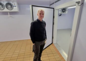 Uddannelseschef Dennis Kindberg stående i de nye kølefaciliteter hos EUC Nord i Hjørring.