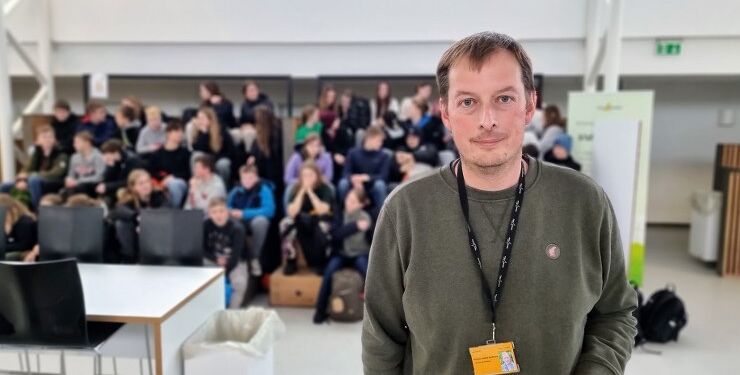 Koordinator Kristian Holme Andersen fra EUC Nord tog imod 676 elever fra 7. klasser fra hele Hjørring Kommune.