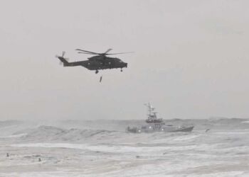 Elektriker fires fra redningshelikopter ned til de nødstedte redningsfolk på Emile Robin. Foto: FiskerForum.