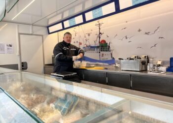 Lars Tage Nielsen i gang med at pakke friske varer i fiskebilen hos Fisk Nord. Foto: Niels Skipper.