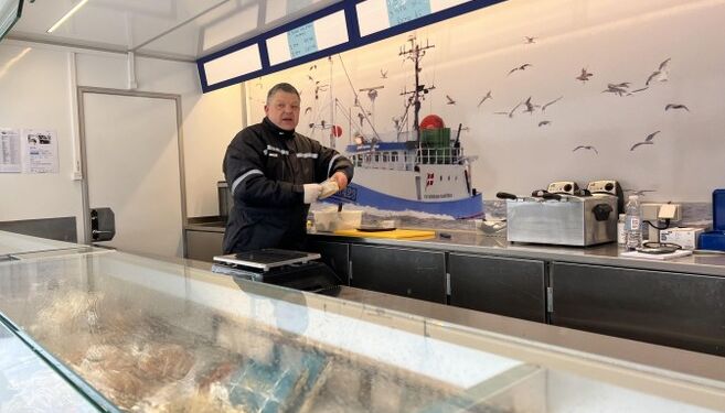 Lars Tage Nielsen i gang med at pakke friske varer i fiskebilen hos Fisk Nord. Foto: Niels Skipper.