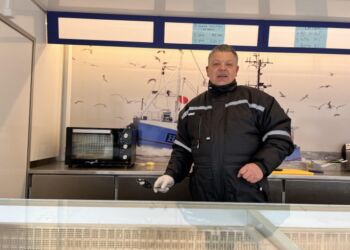 Lars Tage Nielsen i fiskebilen hos Fisk Nord. Foto: Niels Skipper.