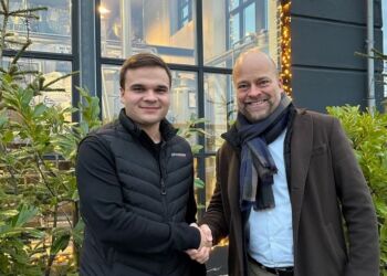 Frederik Nielsen (tv) fra Nordjysk Lift leverer et kontant håndtryk til Lars Glinvad hos Vendsyssel FF. Foto: Privat.