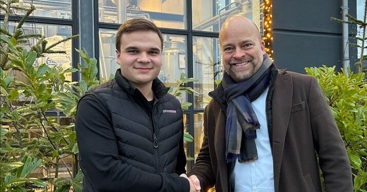 Frederik Nielsen (tv) fra Nordjysk Lift leverer et kontant håndtryk til Lars Glinvad hos Vendsyssel FF. Foto: Privat.