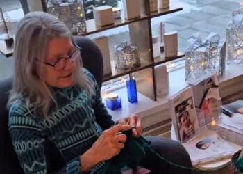 Helle Pedersen i gang med et bette hjørne af halstørklædet til Hirtshals Fyr. Foto: Beauty by M.