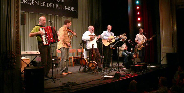 Carsten Holst og De Gyldne Løver på Vendelbohus. Foto: Arkiv.