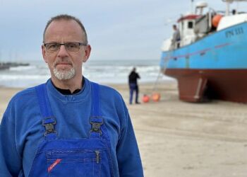 Henrik Nielsen, formand for Løkken Fiskeriforening, ville ikke tage chancen og tage ud på havet med sin kutter. Foto: TV2 Nord.