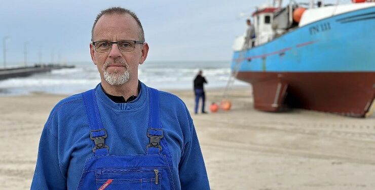 Henrik Nielsen, formand for Løkken Fiskeriforening, ville ikke tage chancen og tage ud på havet med sin kutter. Foto: TV2 Nord.