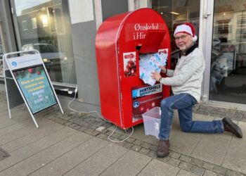 Formand Tommy Høj ses her ved en fyldt postkasse med kuponer på Nørregade i Hirtshals. Foto (arkiv): Niels Skipper.