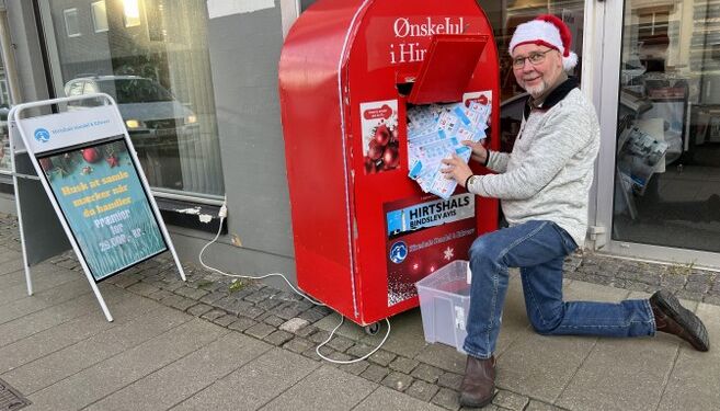 Formand Tommy Høj ses her ved en fyldt postkasse med kuponer på Nørregade i Hirtshals. Foto (arkiv): Niels Skipper.