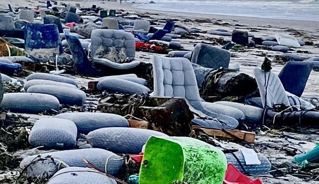 Hulter til bulter ligger vraggods fra tabte containere her på Husmoderstranden ved Hirtshals. Foto: Jesper Fosdal.