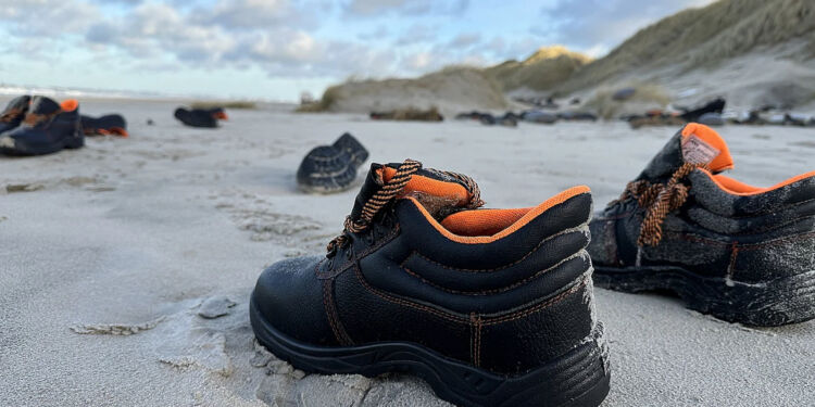 Der ligger massevis af sikkerhedssko langs stranden.
Foto: Robert Bedsted / TV2 Nord.