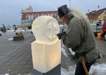 Claus Gajhede i gang med sin isskulptur på Den Grønne Plads. Foto: Niels Skipper.