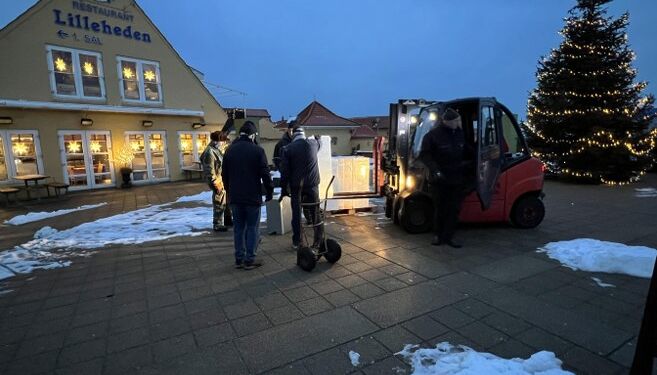Uffe Nielsen fik med truck placeret isblokkene på Den Grønne Plads. Foto: Niels Skipper.