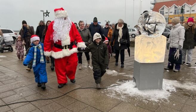 Julemanden på vej over Den Grønne Plads, hvor der denne lørdag er Isskulpturfestival. Foto (arkiv): Niels Skipper.