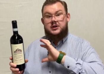 LOkale Emil Kaarsbo Andersen står klar med rådgivning om vinen fra Italux.