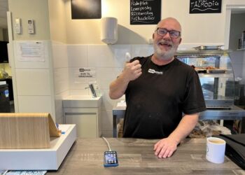 Jan Hansen viser lørdag den pænt og sterilt indpakkede tommeltot frem bag disken i Kødboxen. Foto: Niels Skipper.