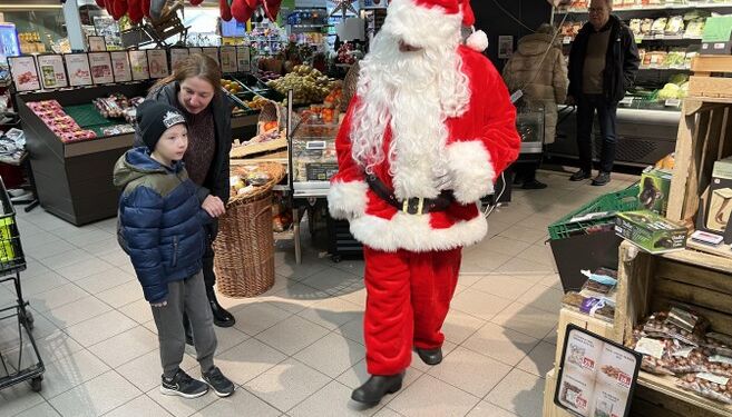 JUlemanden fik fredag eftermiddag travlt hos Spar i Hirtshals. Foto: Niels Skipper.