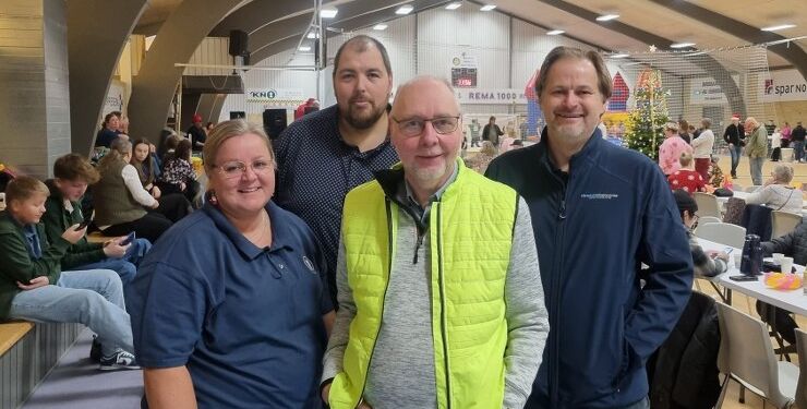 Satsningen med juletræsfest var stor, men endte som en sikker succes. Smilene er da også store hos arrangørerne fra Rema 1000, Hirtshals Handel & Erhverv samt Hirtshals Idrætscenter.