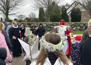 Sognepræsten, jule-englen og julemanden foran Tversted Kirke. Foto (arkiv): Palle W. Nielsen