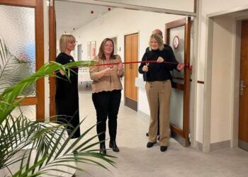 Lone Olsen og Birgit S. Hansen klippede den røde snor ved indvielsen af Sundhedscenter Frederikshavn. Foto: Privat.