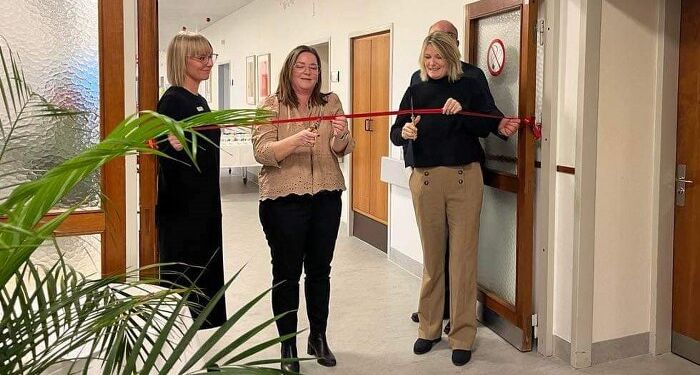 Lone Olsen og Birgit S. Hansen klippede den røde snor ved indvielsen af Sundhedscenter Frederikshavn. Foto: Privat.