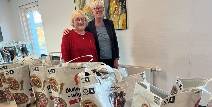 Gitte Palleskjær Grønkjær og Marianne Højlund med de mange købmandsposer hos Menighedsplejen i Hirtshals Kirkecenter.