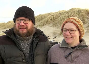 Finn og Synnøve Holm Jensen er tirsdag på Thorup Strand for at se stormen Pias hærgen. Foto: TV2 Nord.
