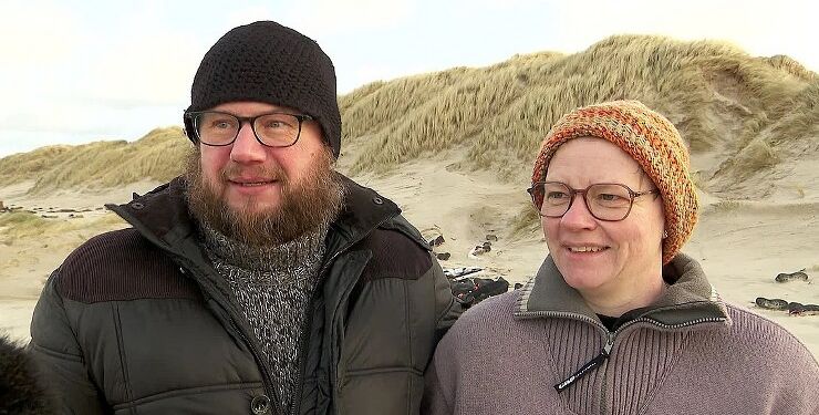 Finn og Synnøve Holm Jensen er tirsdag på Thorup Strand for at se stormen Pias hærgen. Foto: TV2 Nord.